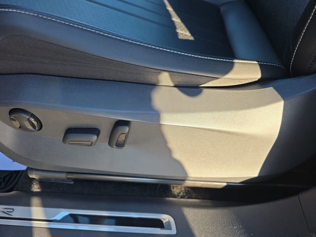 Used 2023 Volkswagen Tiguan SE R-Line image 13