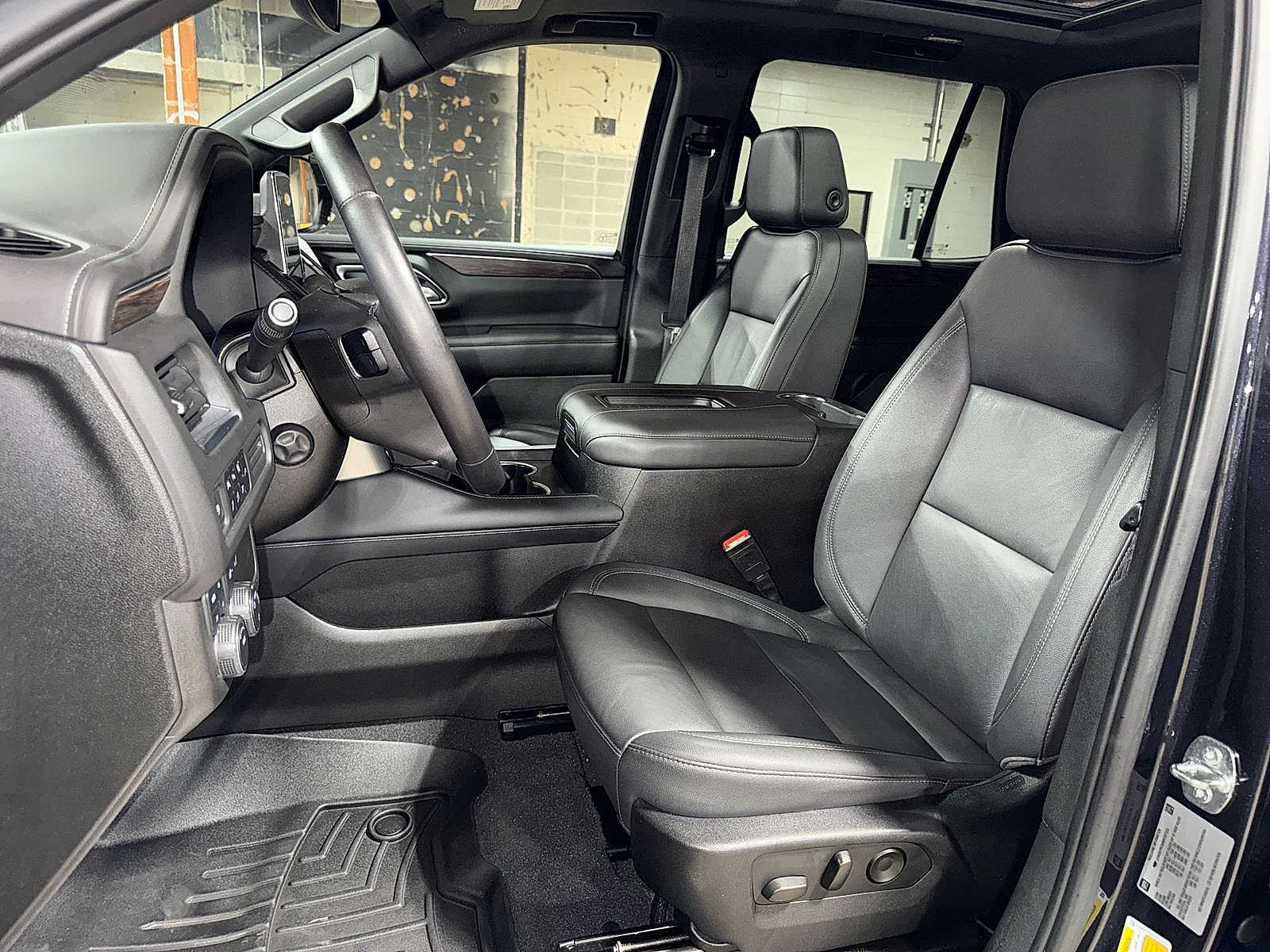 Used 2022 Chevrolet Tahoe Z71 w/ Luxury Package AWD/4WD image 15