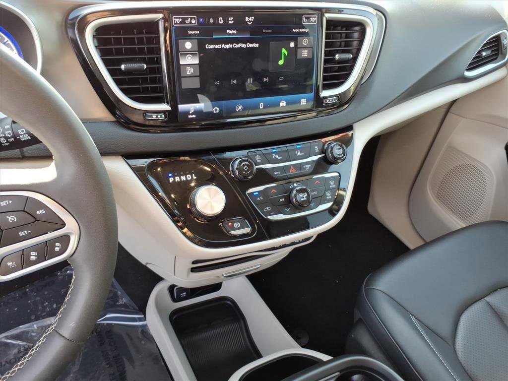Used 2024 Chrysler Pacifica Touring-L image 22