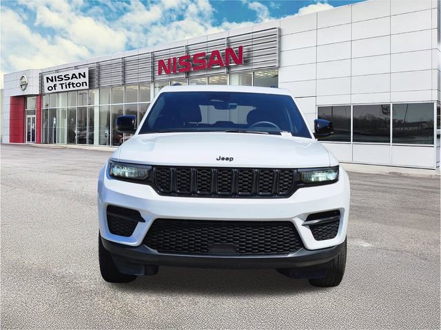 Used 2025 Jeep Grand Cherokee Altitude AWD/4WD image 2
