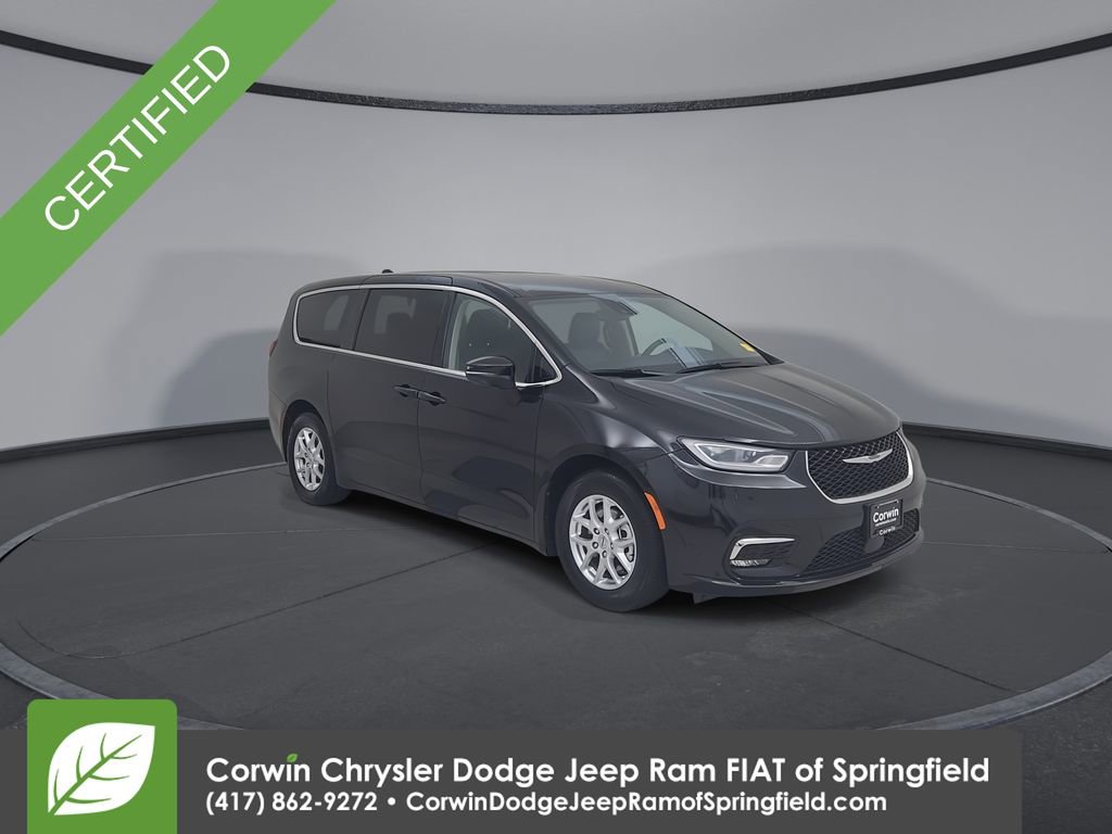 Certified 2023 Chrysler Pacifica Touring-L image 4