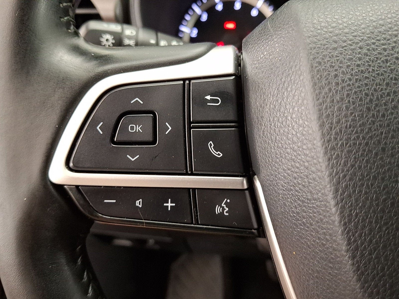 Used 2022 Toyota Highlander LE AWD/4WD image 9