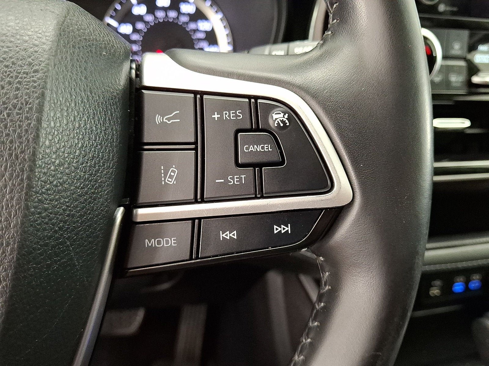 Used 2022 Toyota Highlander LE AWD/4WD image 10