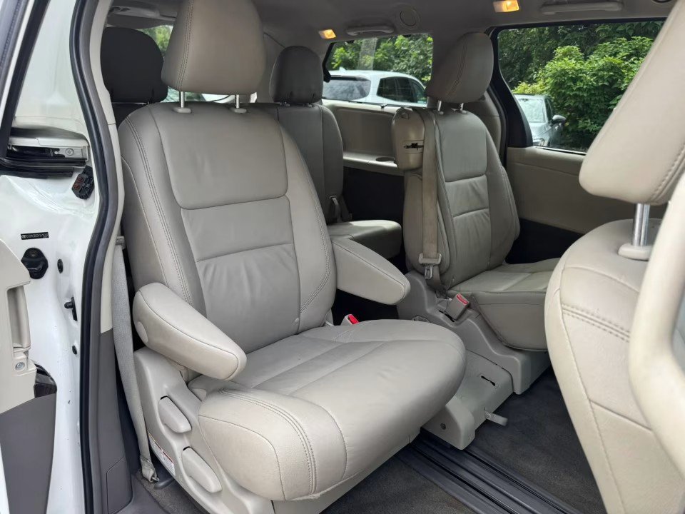 Used 2015 Toyota Sienna XLE FWD image 18
