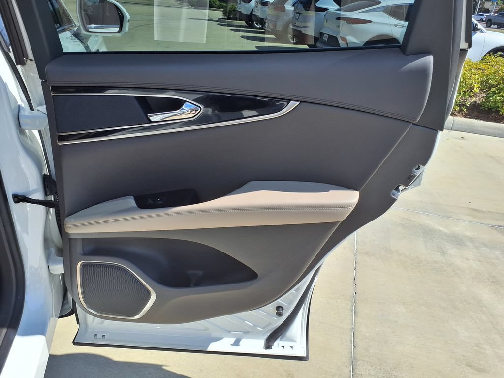 Used 2022 Lincoln Nautilus FWD w/ Premium Package image 20