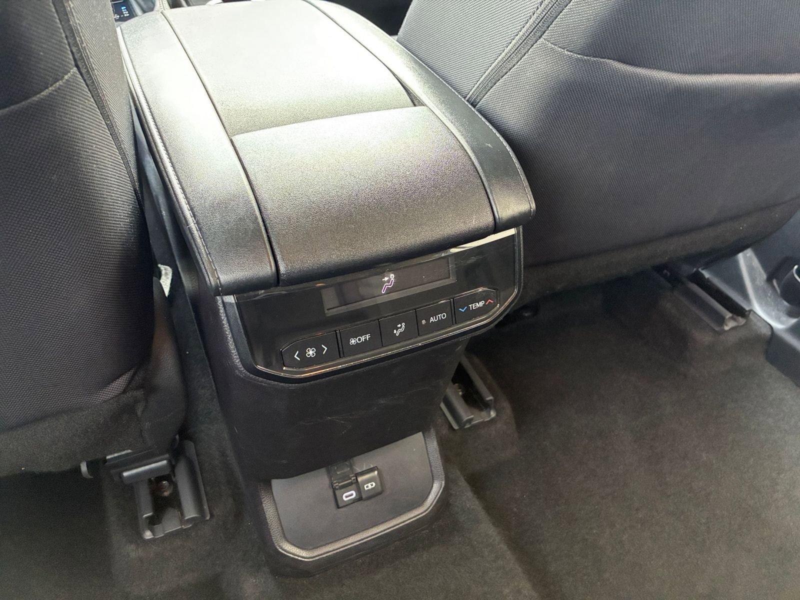 Used 2025 Toyota Highlander LE FWD image 24