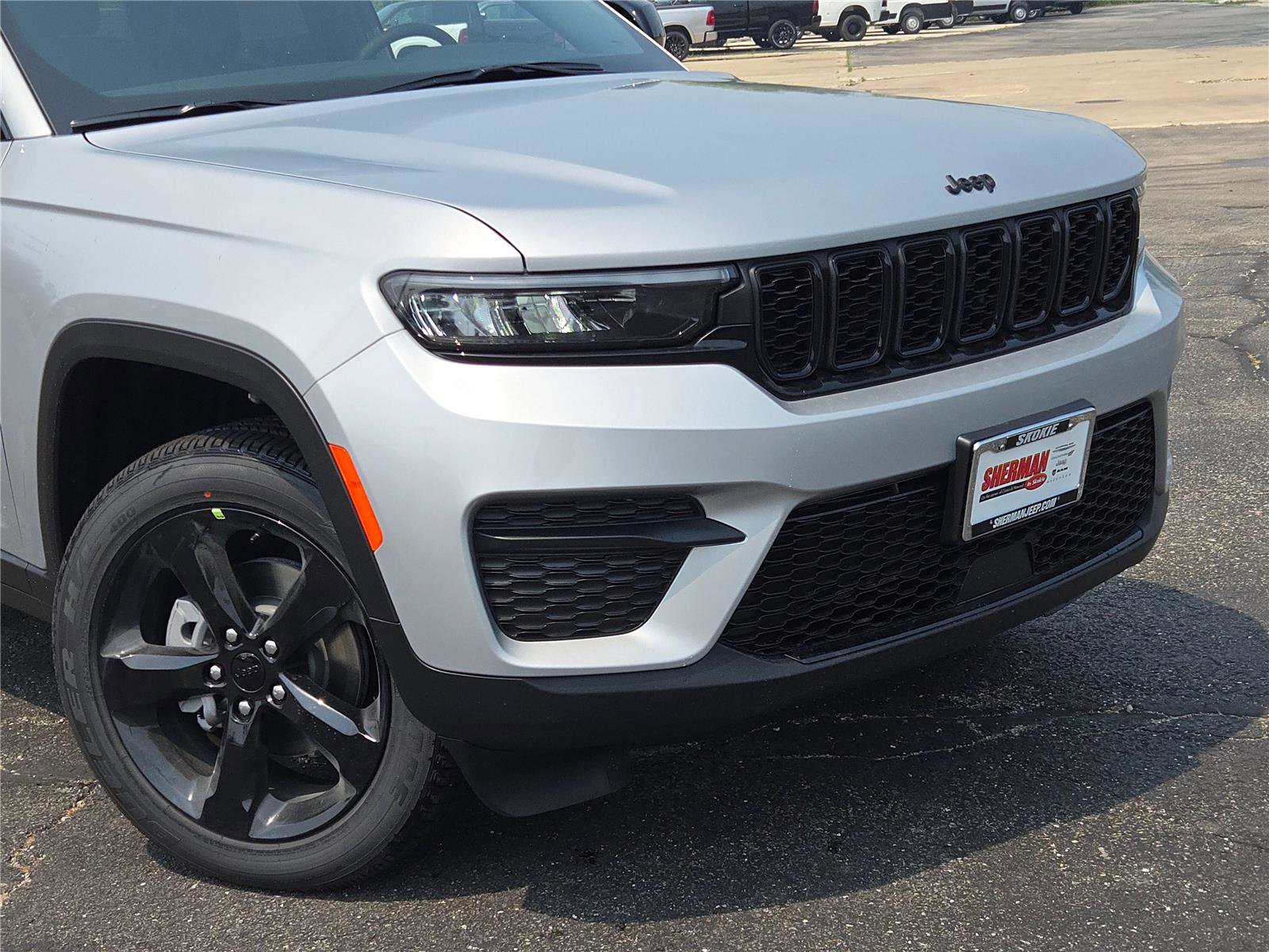 New 2025 Jeep Grand Cherokee Altitude image 2