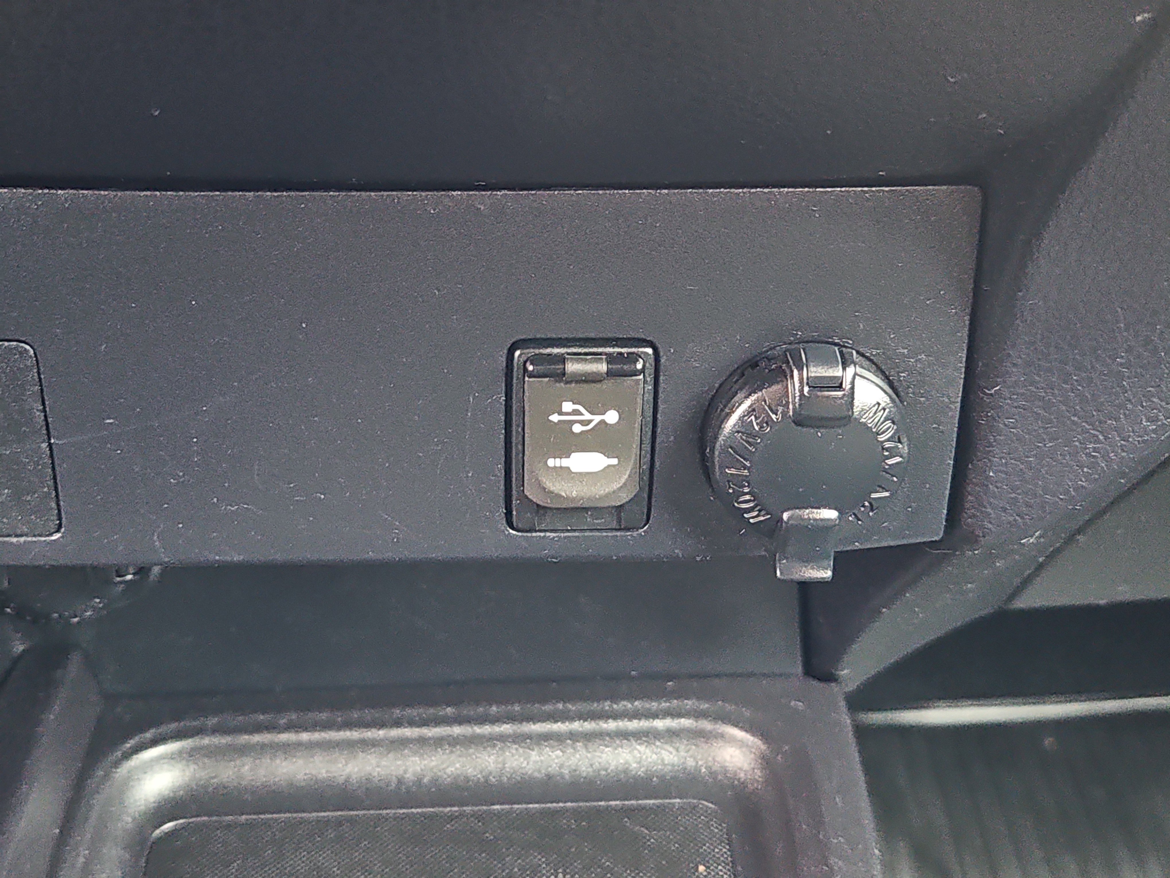 Used 2017 Toyota RAV4 LE image 9