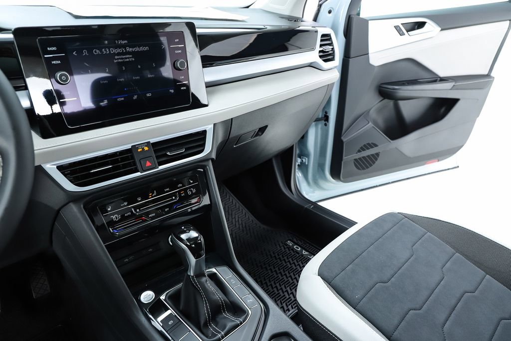New 2026 Volkswagen Taos SE FWD image 60