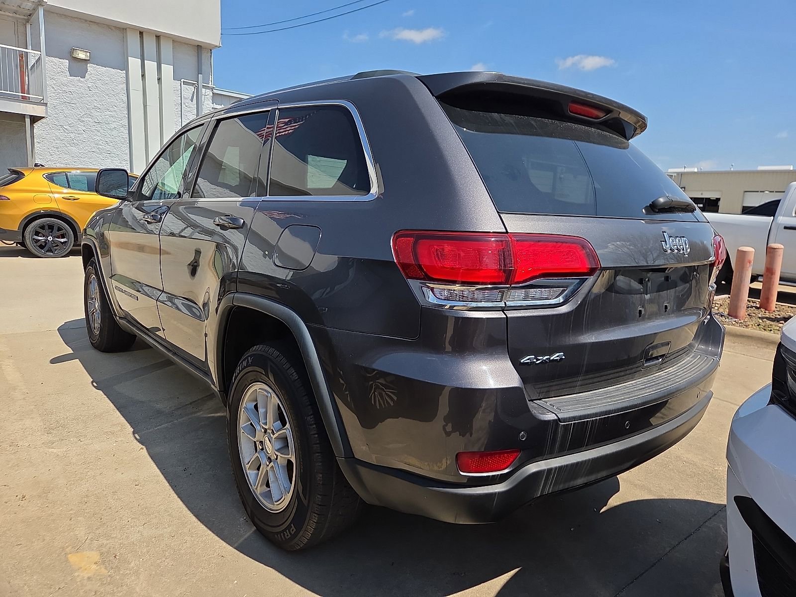 Used 2020 Jeep Grand Cherokee Laredo image 3
