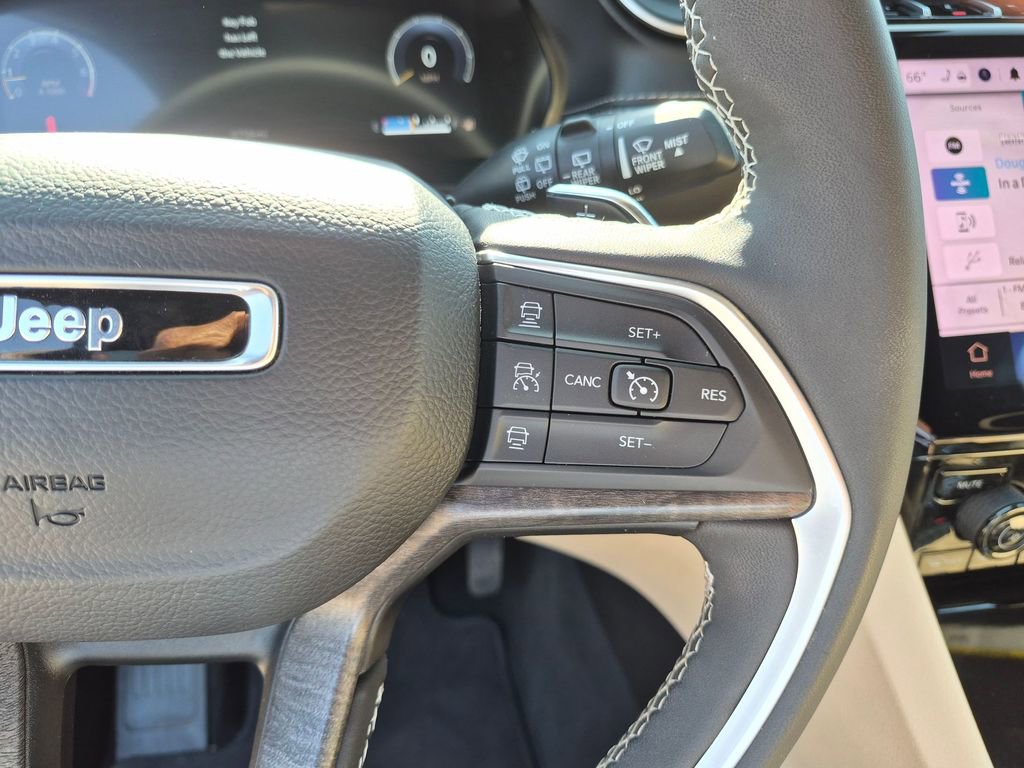 Used 2025 Jeep Grand Cherokee L Limited w/ Luxury Tech Group II image 18