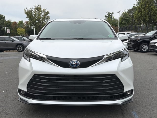 Certified 2025 Toyota Sienna XLE AWD/4WD image 2