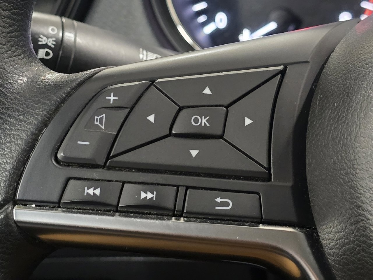 Used 2018 Nissan Rogue S image 30