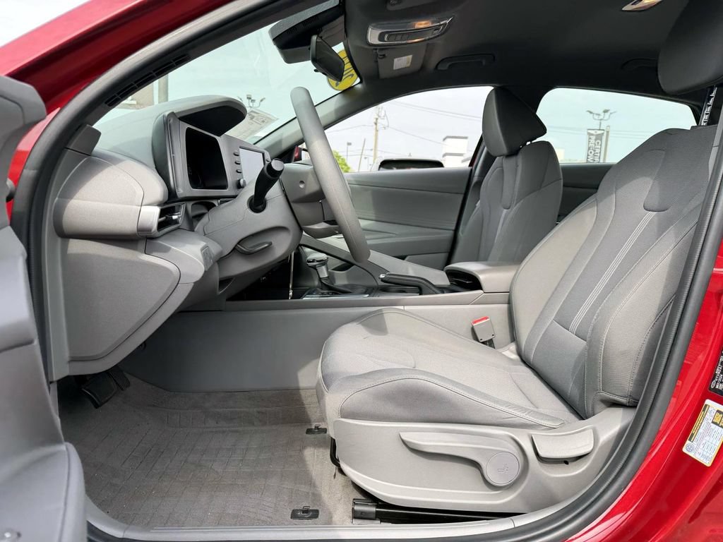 Used 2024 Hyundai Elantra SE FWD image 13