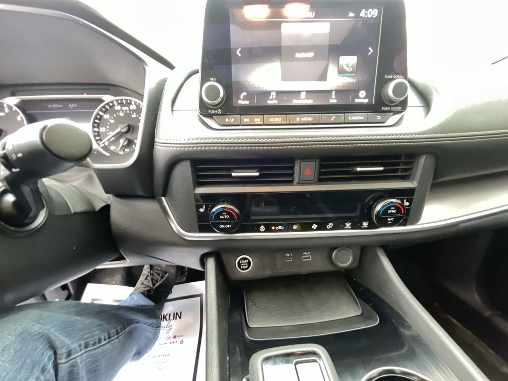 Used 2023 Nissan Rogue SV w/ SV Premium B Package image 18