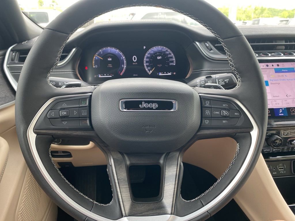 New 2025 Jeep Grand Cherokee Limited w/ Black Appearance Package image 29