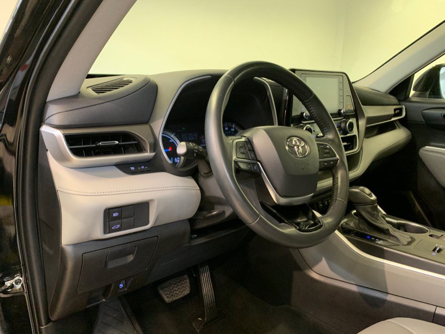 Used 2021 Toyota Highlander XLE AWD/4WD image 16
