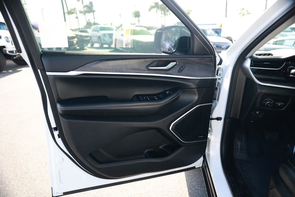 Used 2023 Jeep Grand Cherokee L Limited w/ Luxury Tech Group II RWD image 16