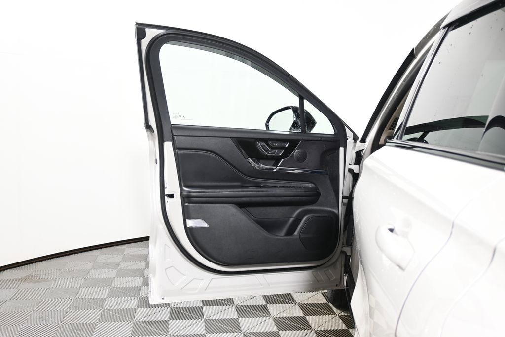 Used 2024 Lincoln Corsair AWD w/ Equipment Group 101A image 27