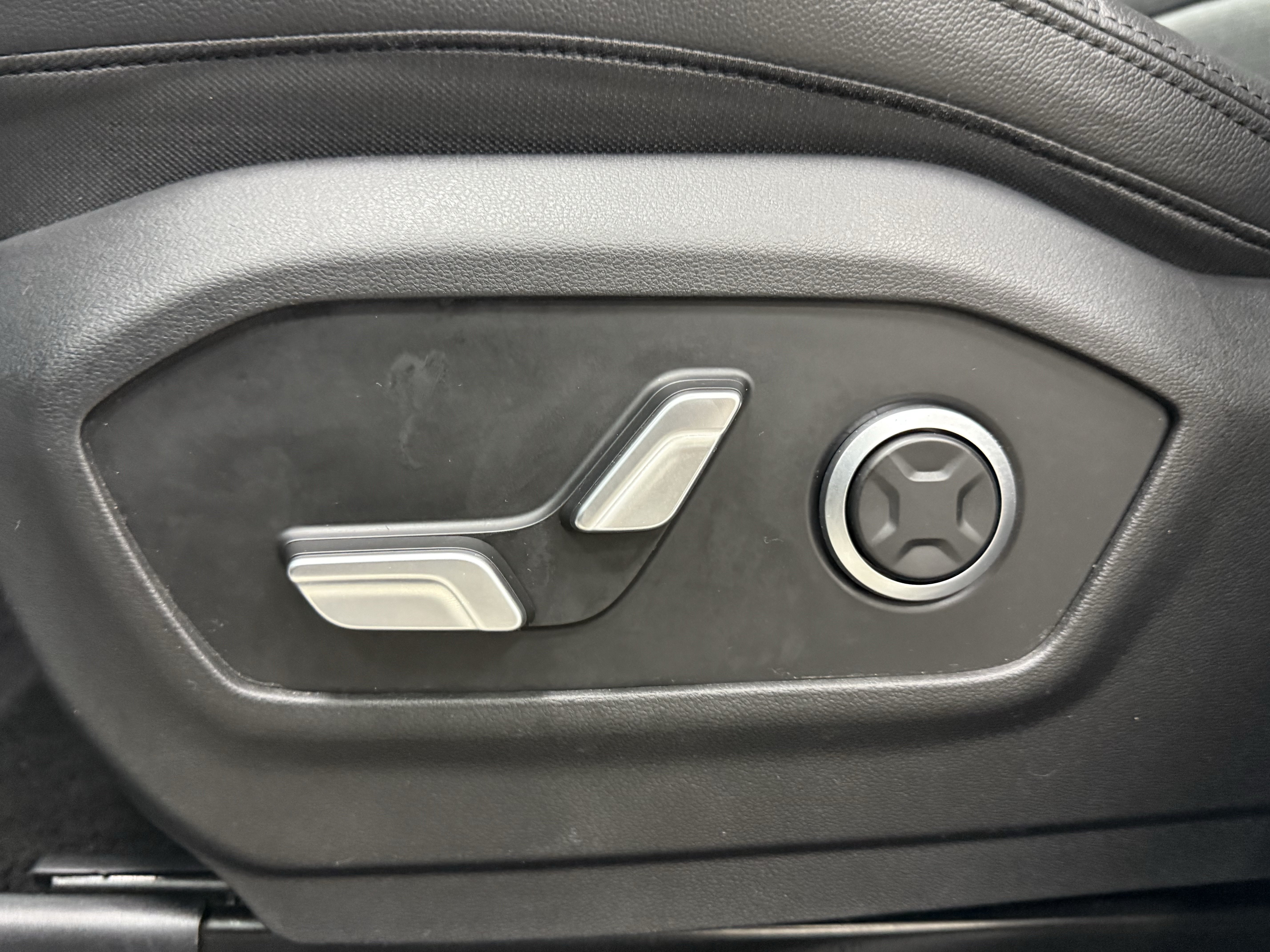 Used 2025 Hyundai Santa Fe Limited FWD image 27