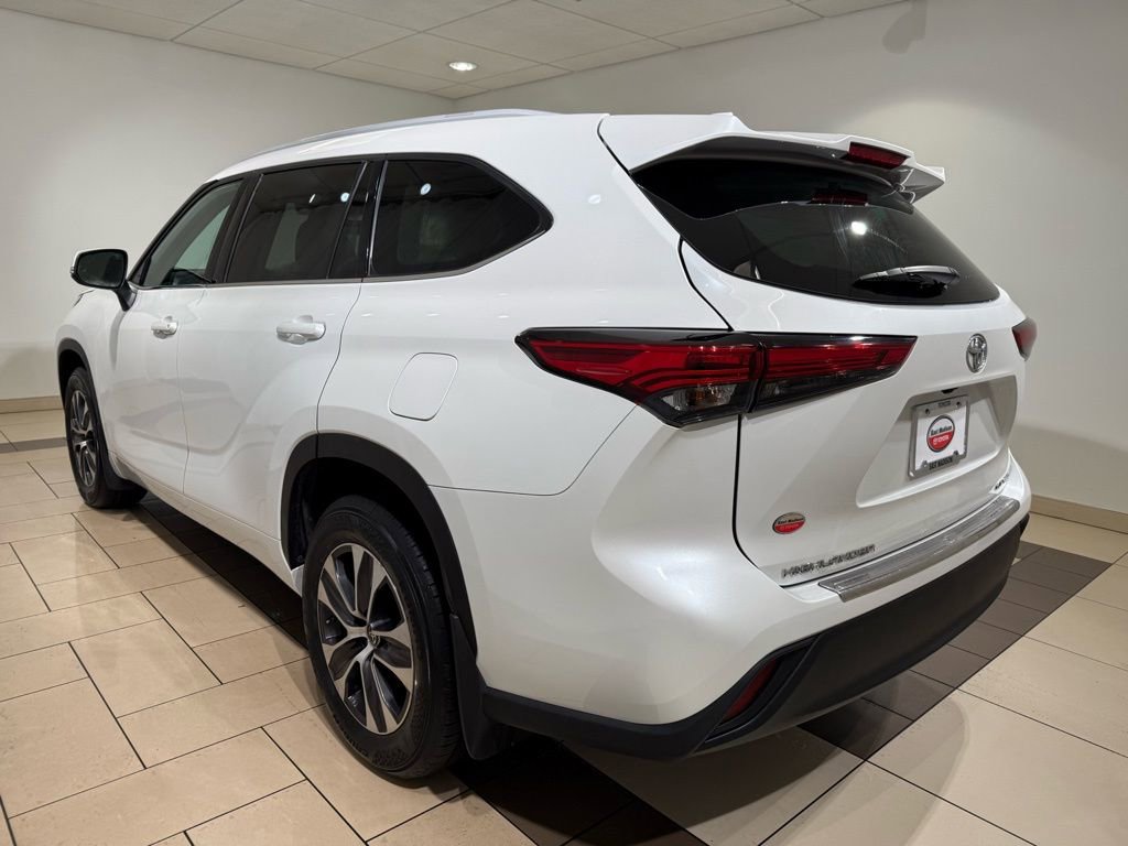 Certified 2022 Toyota Highlander XLE image 3