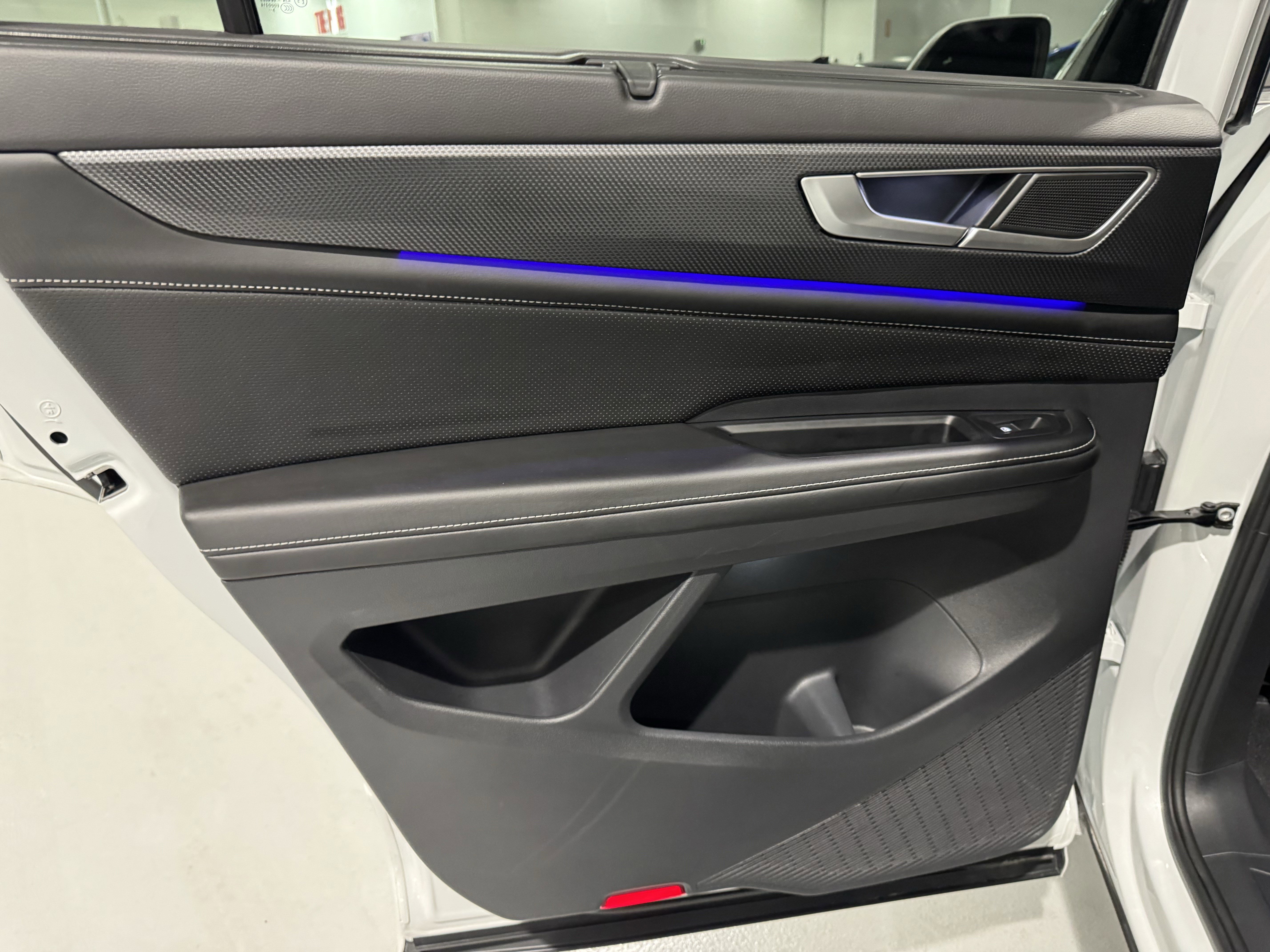 Used 2024 Volkswagen Atlas Cross Sport SEL R-Line image 31