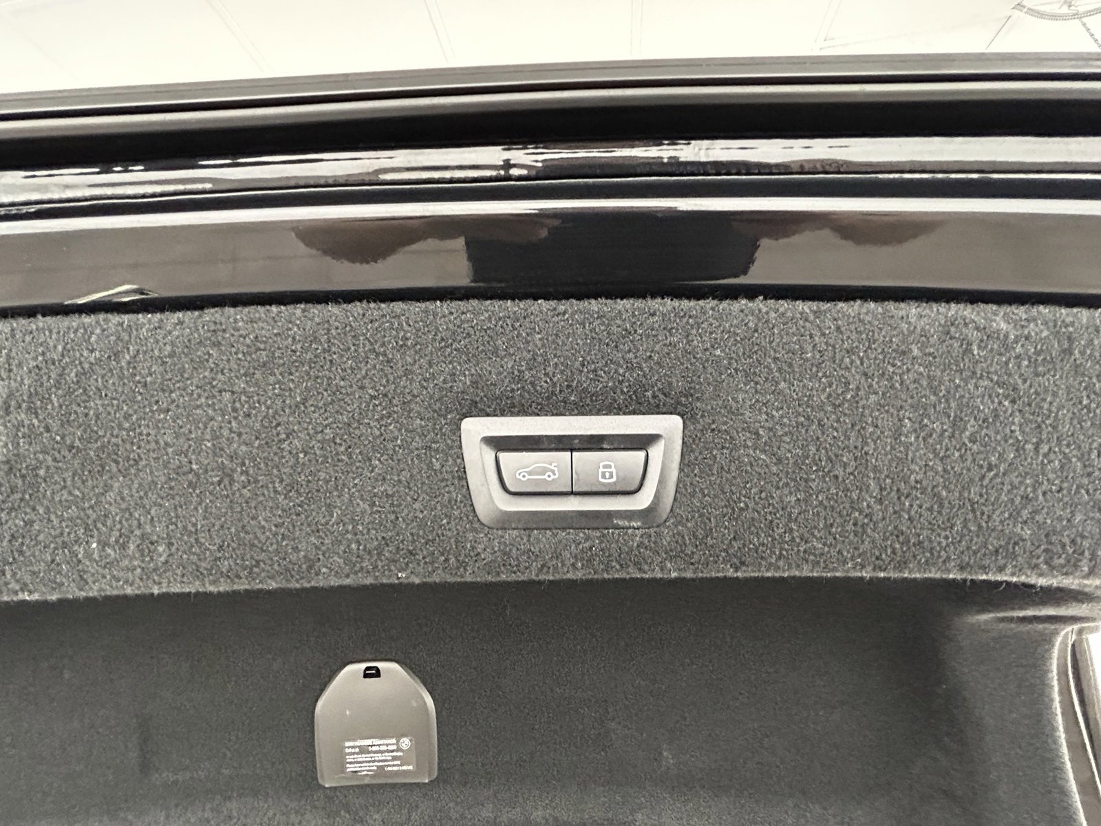 Used 2025 BMW 760i xDrive w/ Premium Package image 38