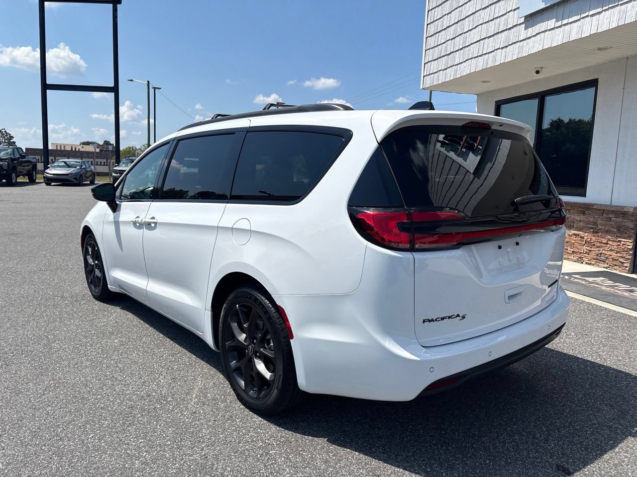 Used 2025 Chrysler Pacifica Limited FWD image 7