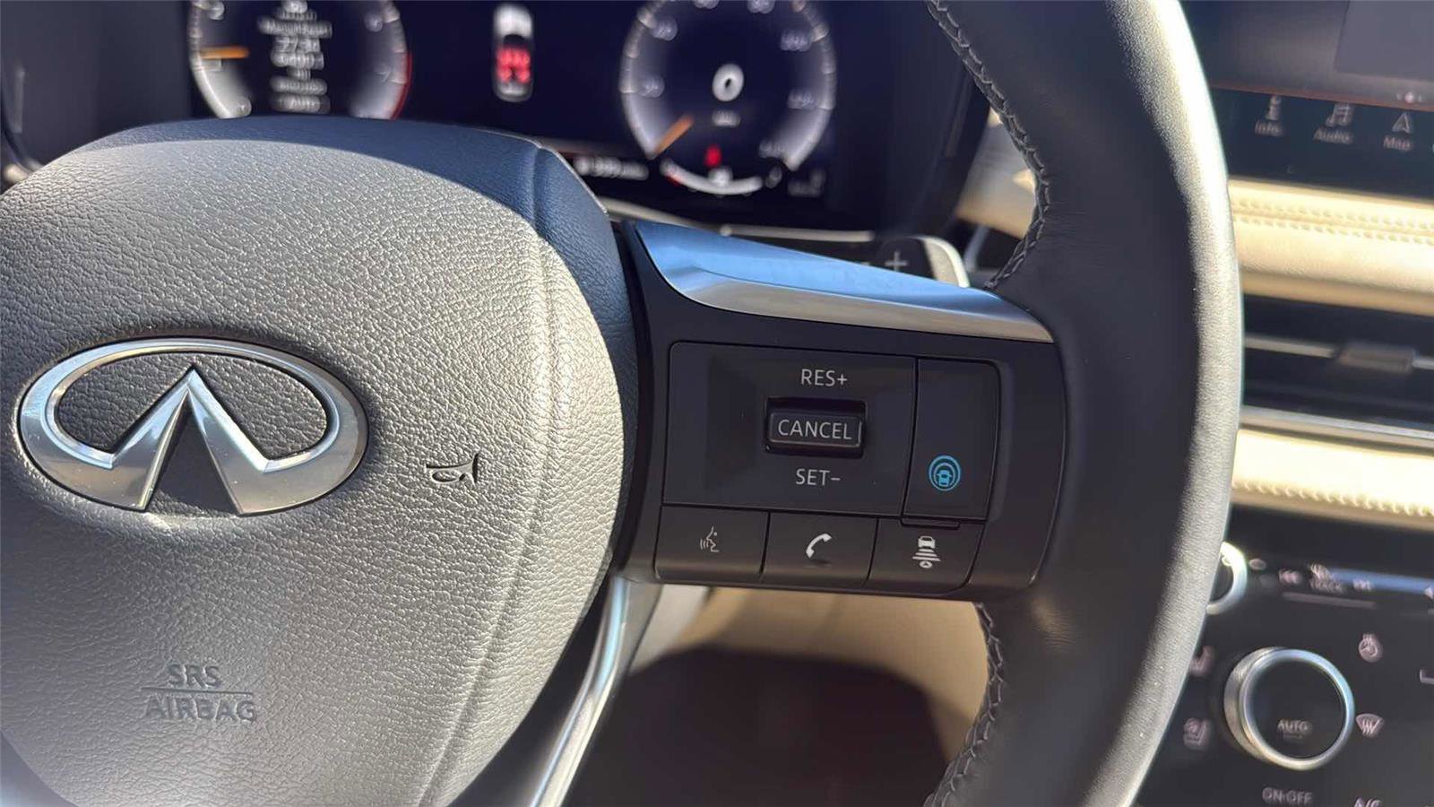 Used 2023 INFINITI QX60 Sensory w/ Cargo Package image 18