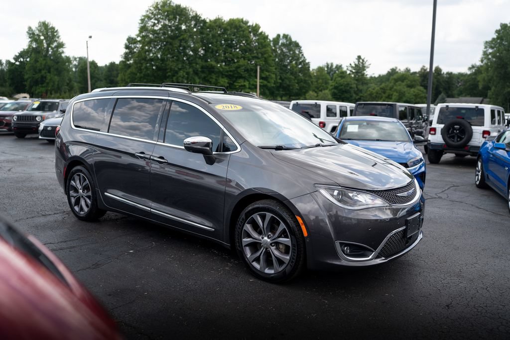 Used 2018 Chrysler Pacifica Limited w/ Tire & Wheel Group FWD image 4