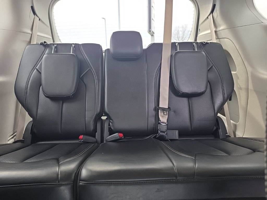 Used 2024 Chrysler Pacifica Touring-L FWD image 12