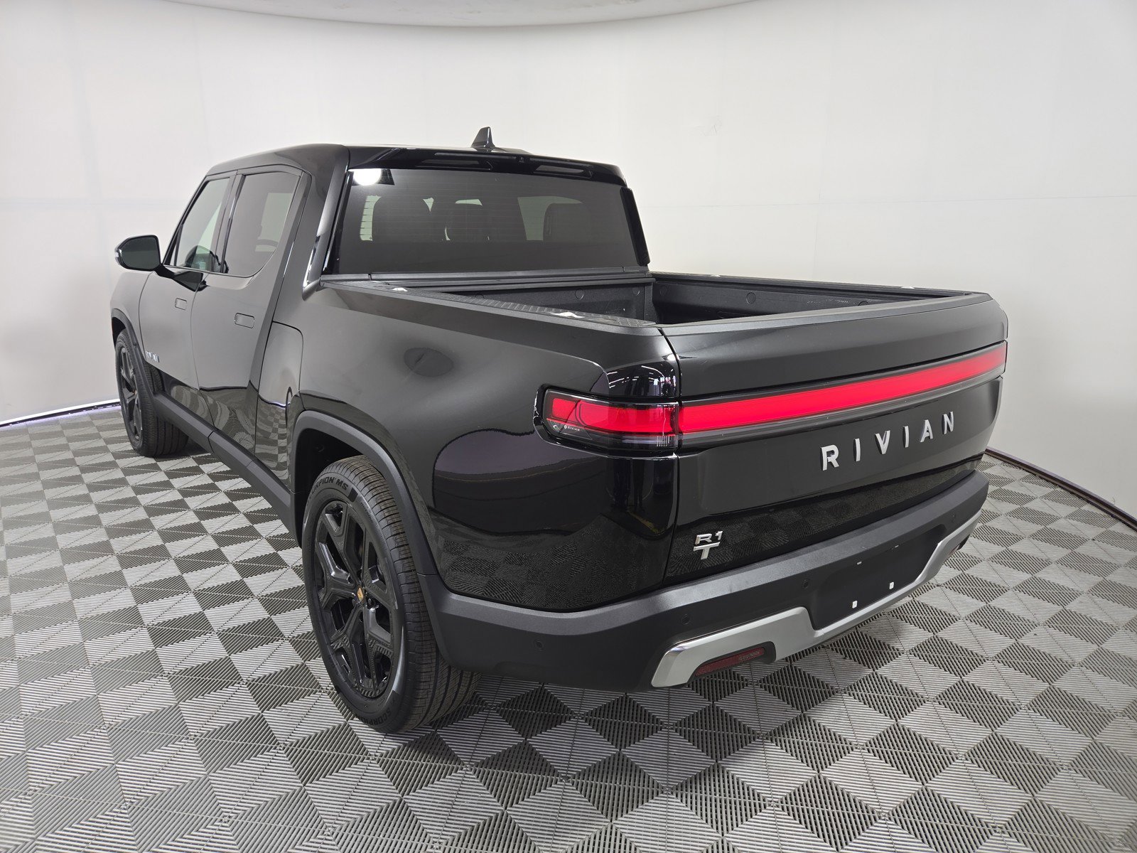 Used 2023 Rivian R1T Adventure image 3