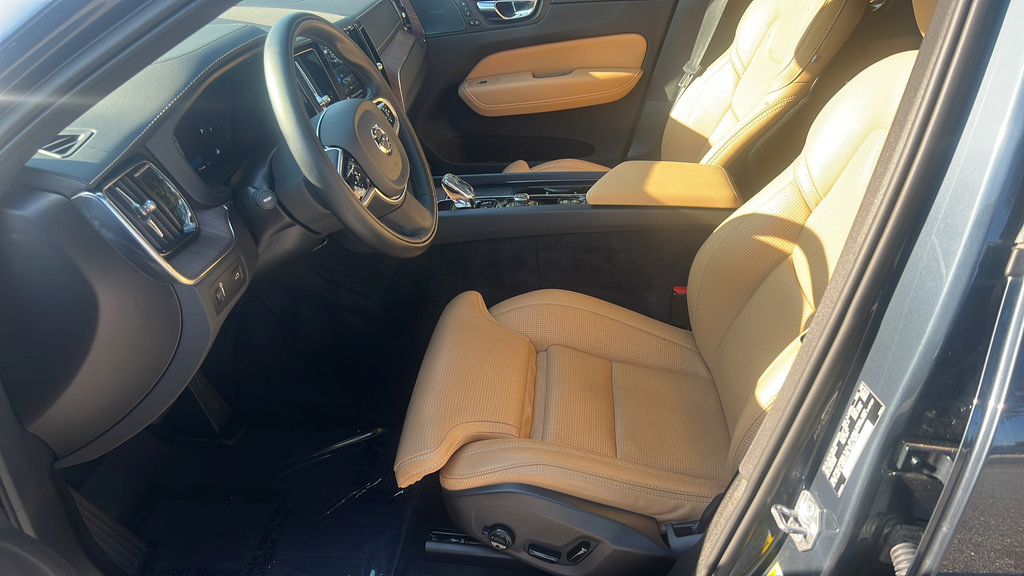 Used 2022 Volvo XC60 B6 Inscription AWD/4WD image 5