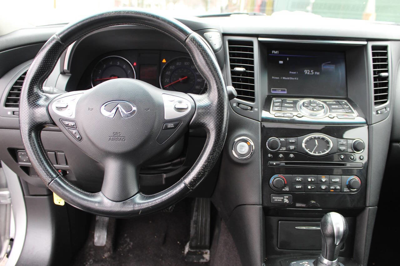 Used 2010 INFINITI FX35 AWD w/ Navigation Pkg image 19