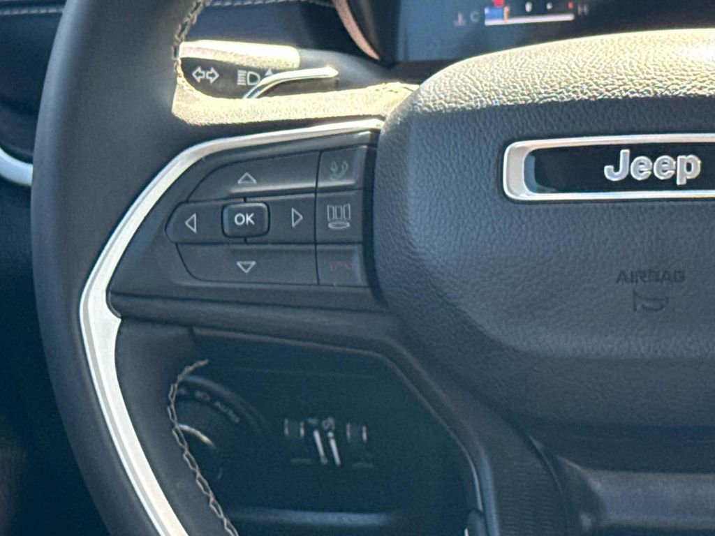 Used 2023 Jeep Grand Cherokee L Laredo AWD/4WD image 17