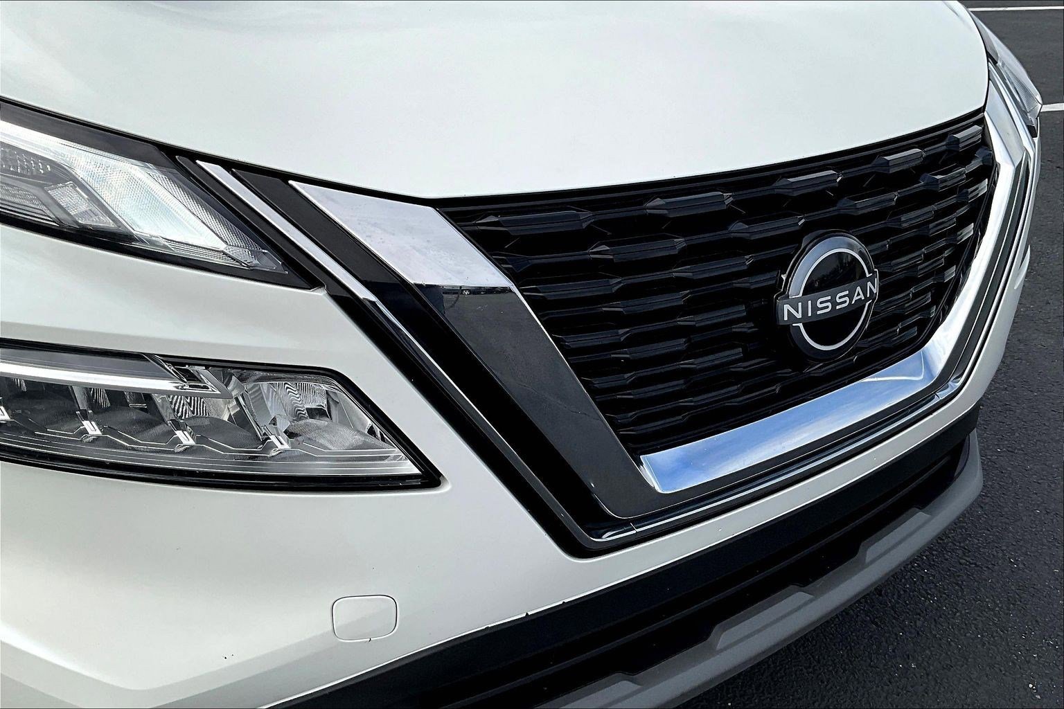 Used 2023 Nissan Rogue SV image 34