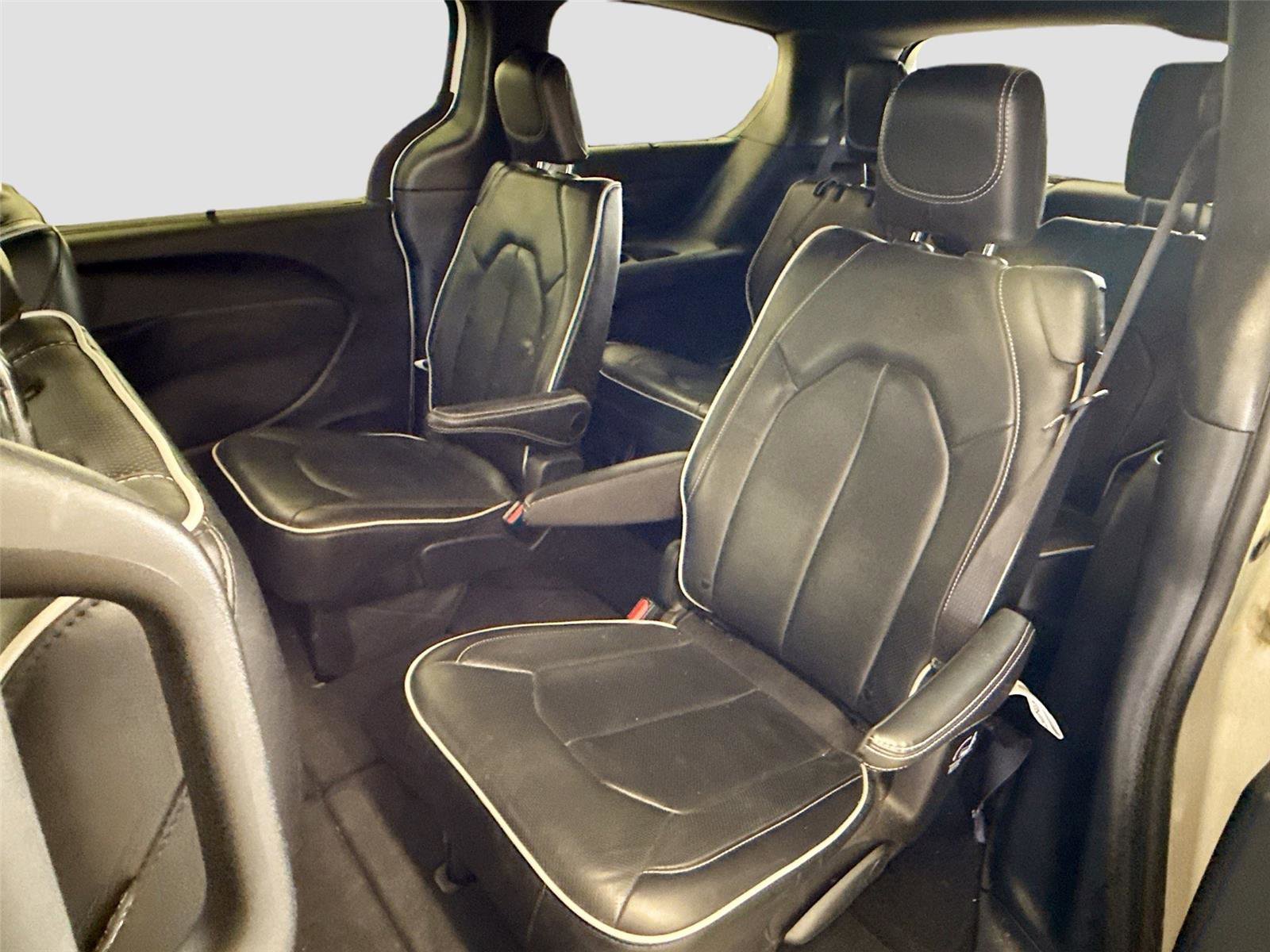 Used 2025 Chrysler Pacifica Limited FWD image 5