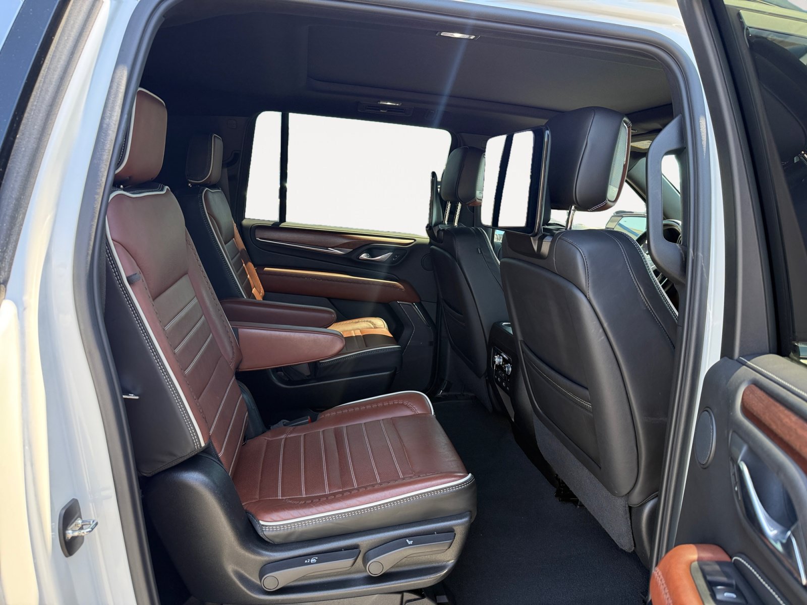 Used 2024 GMC Yukon XL Denali Ultimate AWD/4WD image 18