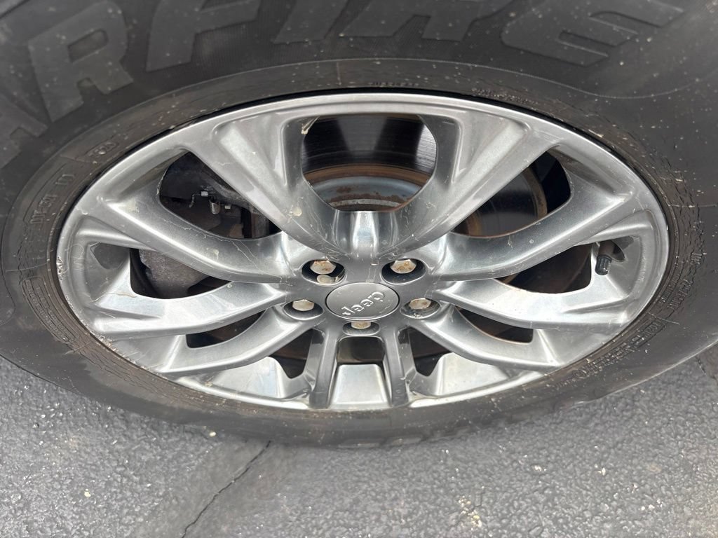 Used 2019 Jeep Cherokee Latitude Plus w/ Cold Weather Group AWD/4WD image 28