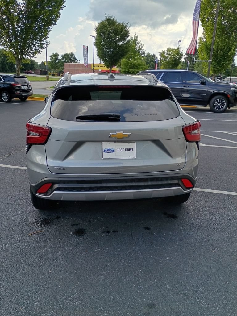 Used 2025 Chevrolet Trax LT FWD image 5