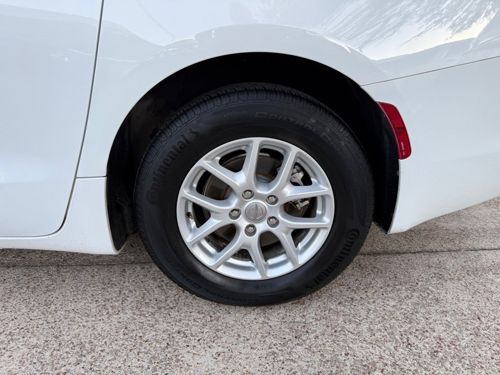 Used 2017 Chrysler Pacifica LX image 12