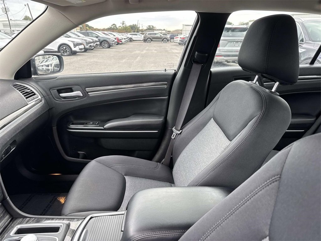 Used 2022 Chrysler 300 Touring w/ Sport Appearance Package image 30