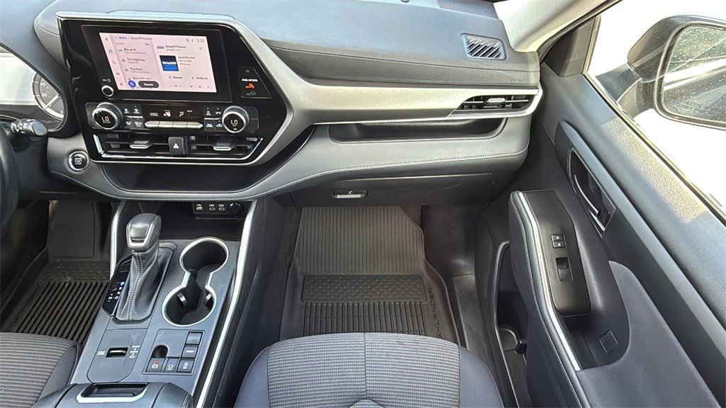 Used 2023 Toyota Highlander LE image 32