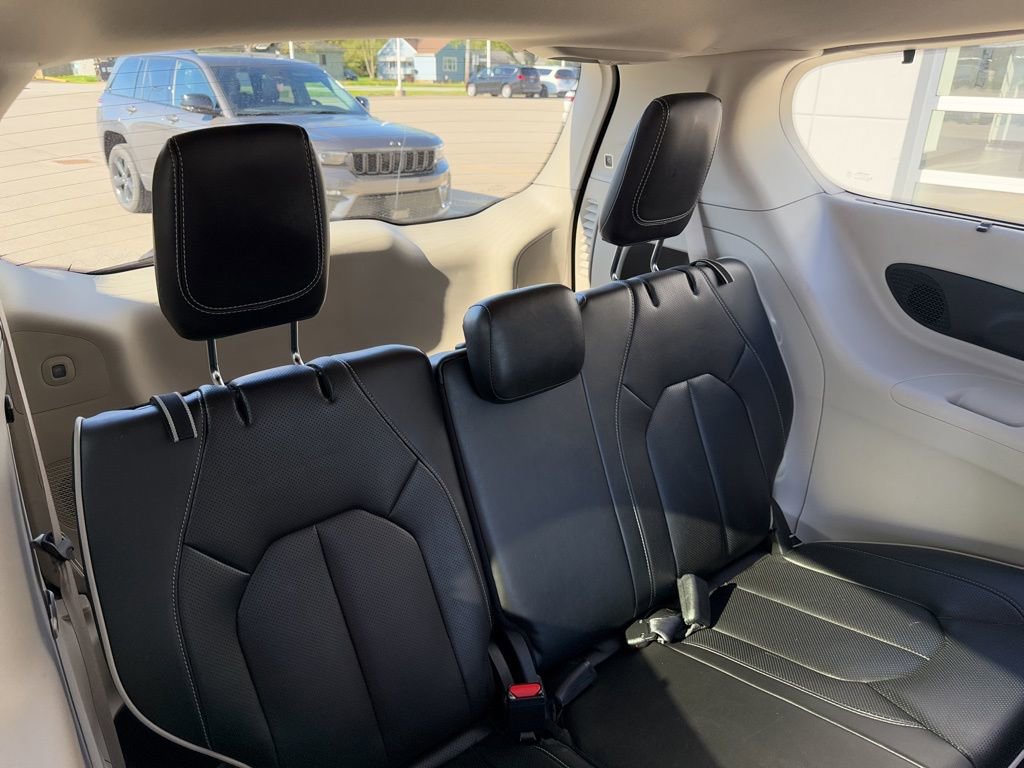 Used 2023 Chrysler Pacifica Limited FWD image 40