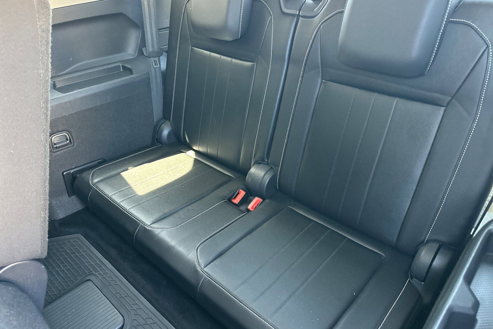 Used 2022 Volkswagen Tiguan SE w/ Panoramic Sunroof Package FWD image 15