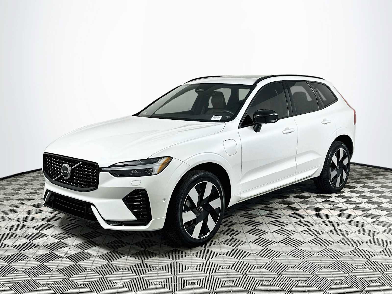 Used 2024 Volvo XC60 T8 Plus w/ Protection Package Premier AWD/4WD image 3