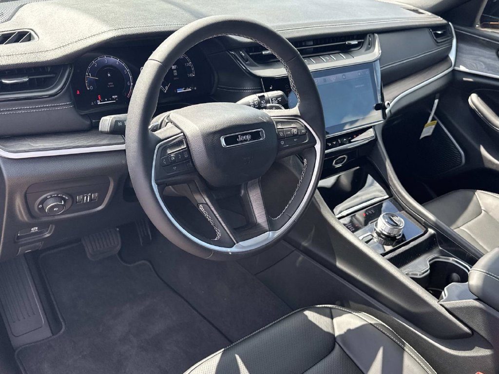 New 2026 Jeep Grand Cherokee Limited AWD/4WD image 2