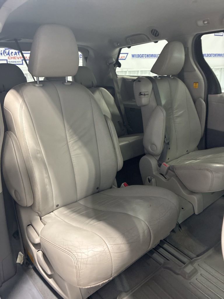 Used 2011 Toyota Sienna XLE image 31