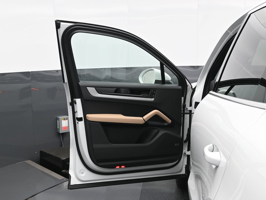 Certified 2026 Porsche Cayenne AWD/4WD image 8