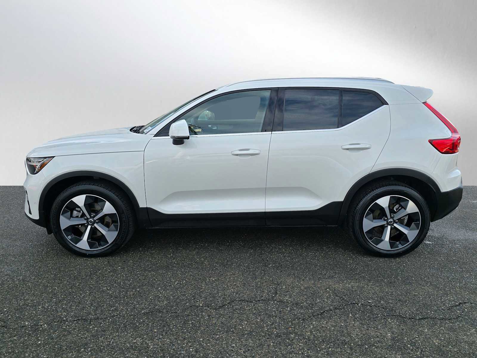 Certified 2025 Volvo XC40 B5 Plus image 6